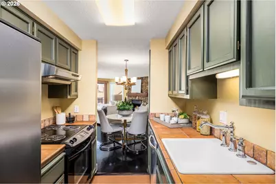 5640 S Riverside Ln #2, Portland, OR 97239 - Photo 6