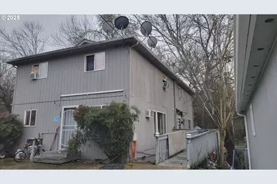 318 NE Howland St, Myrtle Creek, OR 97457 - Photo 4