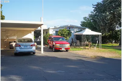 12430 N South Shore Ave, Portland, OR 97217 - Photo 2