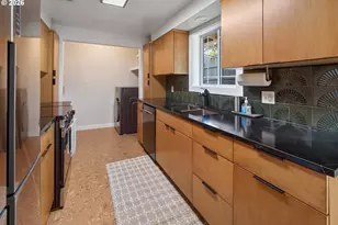 3060 SW 35th Ct, Redmond, OR 97756 - Photo 2