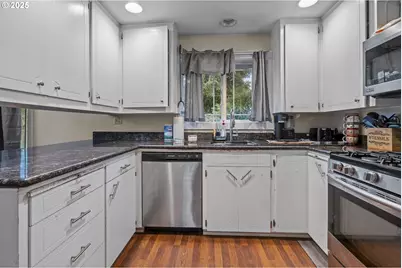 292 SE Academy St, Dallas, OR 97338 - Photo 10