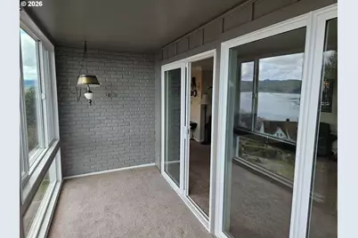 290 N 3rd Ct #1, Coos Bay, OR 97420 - Photo 4