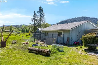 2447 Stringer Gap Rd, Grants Pass, OR 97527 - Photo 4