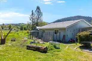 2447 Stringer Gap Rd, Grants Pass, OR 97527 - Photo 4