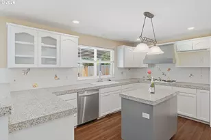 196 Nadine Ln, Central Point, OR 97502 - Photo 2