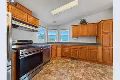 98603 Camellia Dr, Brookings, OR 97415 - Photo 10