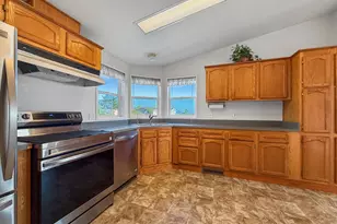98603 Camellia Dr, Brookings, OR 97415 - Photo 10