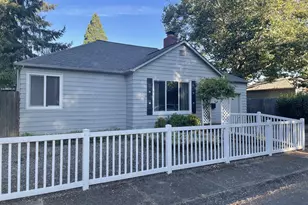 766 W Union St, Roseburg, OR 97471 - Photo 2