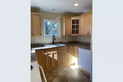 766 W Union St, Roseburg, OR 97471 - Photo 12