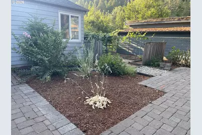 766 W Union St, Roseburg, OR 97471 - Photo 26
