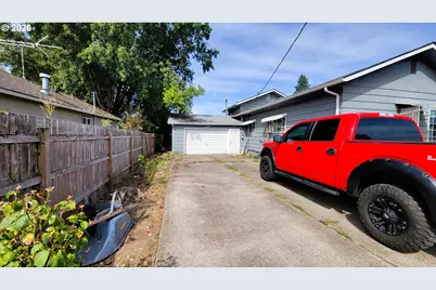 2410 Porter St, Lebanon, OR 97355 - Photo 2
