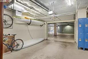 819 S Pennoyer St, Portland, OR 97239 - Photo 32