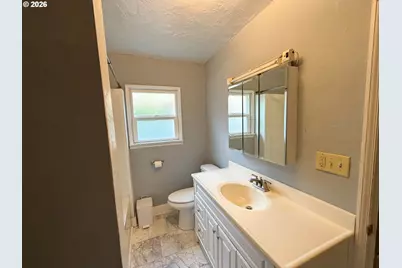 738 W Union St, Roseburg, OR 97471 - Photo 14