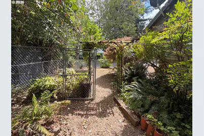 738 W Union St, Roseburg, OR 97471 - Photo 22