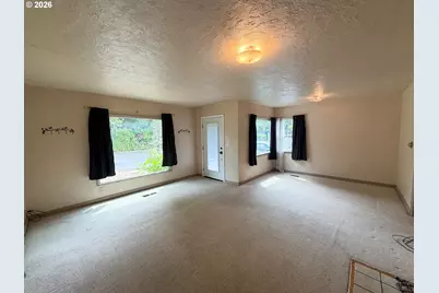 738 W Union St, Roseburg, OR 97471 - Photo 4