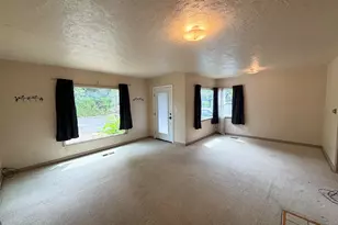 738 W Union St, Roseburg, OR 97471 - Photo 4