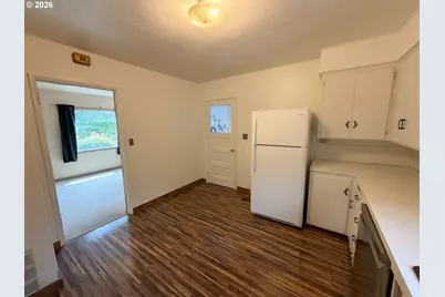 738 W Union St, Roseburg, OR 97471 - Photo 8