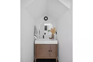 2017 NW Irving St, Portland, OR 97209 - Photo 18