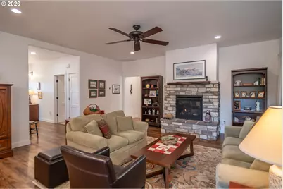 625 NE Cummins St, Roseburg, OR 97470 - Photo 6