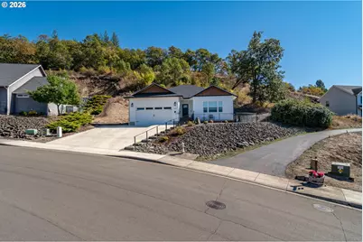 625 NE Cummins St, Roseburg, OR 97470 - Photo 1