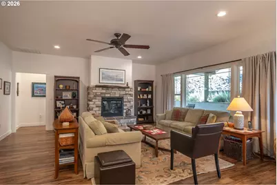 625 NE Cummins St, Roseburg, OR 97470 - Photo 8