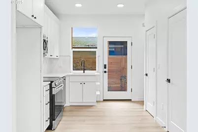 8418 SE Clay St, Portland, OR 97216 - Photo 2