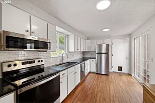 286 E Bradley Ct, Roseburg, OR 97470 - Photo 4