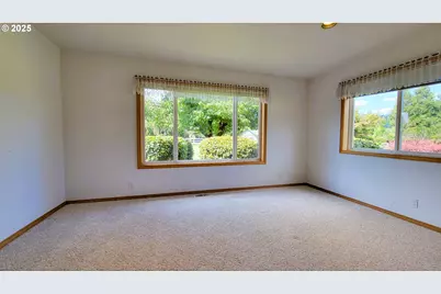 39136 Easton Ln, Springfield, OR 97478 - Photo 16