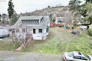 826 E 15th St, The Dalles, OR 97058 - Photo 2