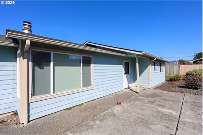 1125 Augustine Ave, Coos Bay, OR 97420 - Photo 2