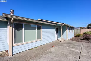 1125 Augustine Ave, Coos Bay, OR 97420 - Photo 2