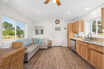 205 9th St, Long Beach, WA 98631 - Photo 12