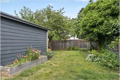 636 SE 84th Ave, Portland, OR 97216 - Photo 38