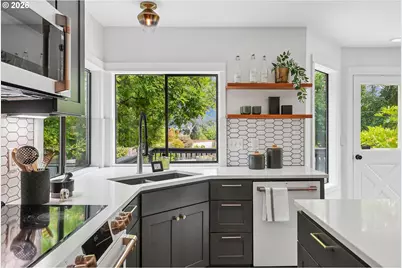 16625 NE San Rafael Dr, Portland, OR 97230 - Photo 8