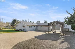 2025 NW Delridge Ave, Roseburg, OR 97471 - Photo 4