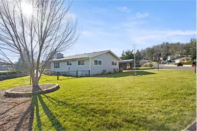 2025 NW Delridge Ave, Roseburg, OR 97471 - Photo 2