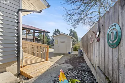 2025 NW Delridge Ave, Roseburg, OR 97471 - Photo 38
