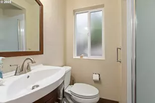 2746 Harlow Rd, Eugene, OR 97401 - Photo 12