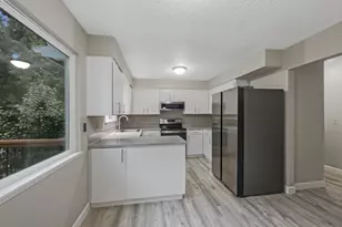 2531 SW Stanley Ct, Portland, OR 97219 - Photo 2