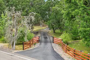 445 Hatfield Dr, Roseburg, OR 97470 - Photo 2