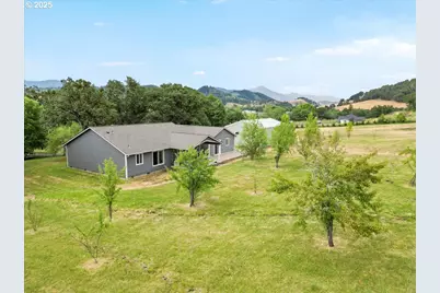 445 Hatfield Dr, Roseburg, OR 97470 - Photo 4