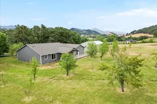 445 Hatfield Dr, Roseburg, OR 97470 - Photo 4