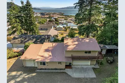 305 9th St, Garibaldi, OR 97118 - Photo 8