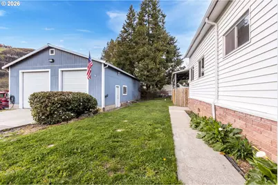 148 SE Houck Ave, Roseburg, OR 97470 - Photo 8