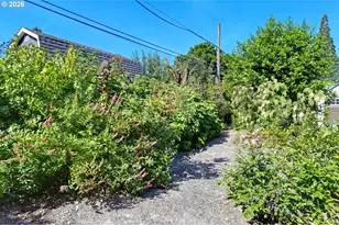 10910 NE Eugene St, Portland, OR 97220 - Photo 26