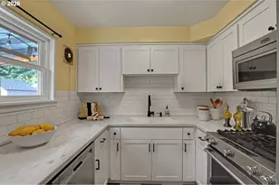 10910 NE Eugene St, Portland, OR 97220 - Photo 16