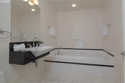 3990 Abbey Ln #B401, Astoria, OR 97103 - Photo 8