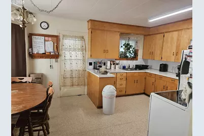 2238 Marion St, North Bend, OR 97459 - Photo 4