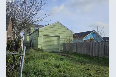 2238 Marion St, North Bend, OR 97459 - Photo 8