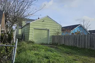 2238 Marion St, North Bend, OR 97459 - Photo 8